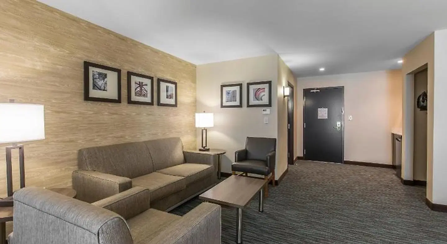 Comfort Inn & Suites Airport North ROOM_EXAMPLE