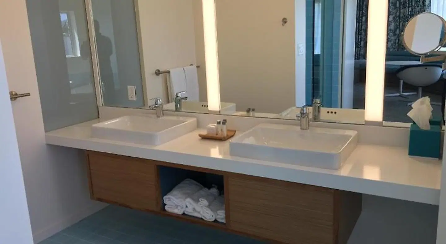 Beverly Laurel Motor Hotel Badezimmer