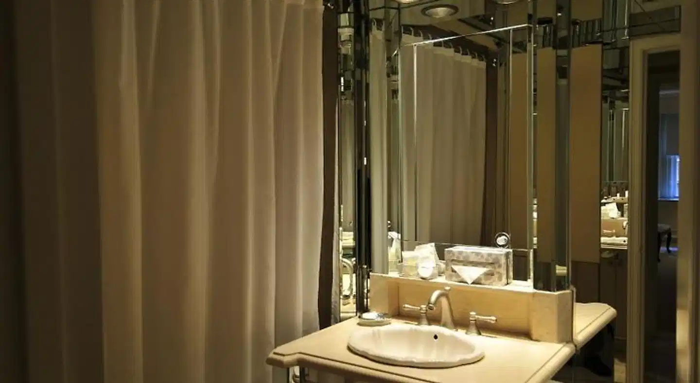 Lombardy Hotel Badezimmer