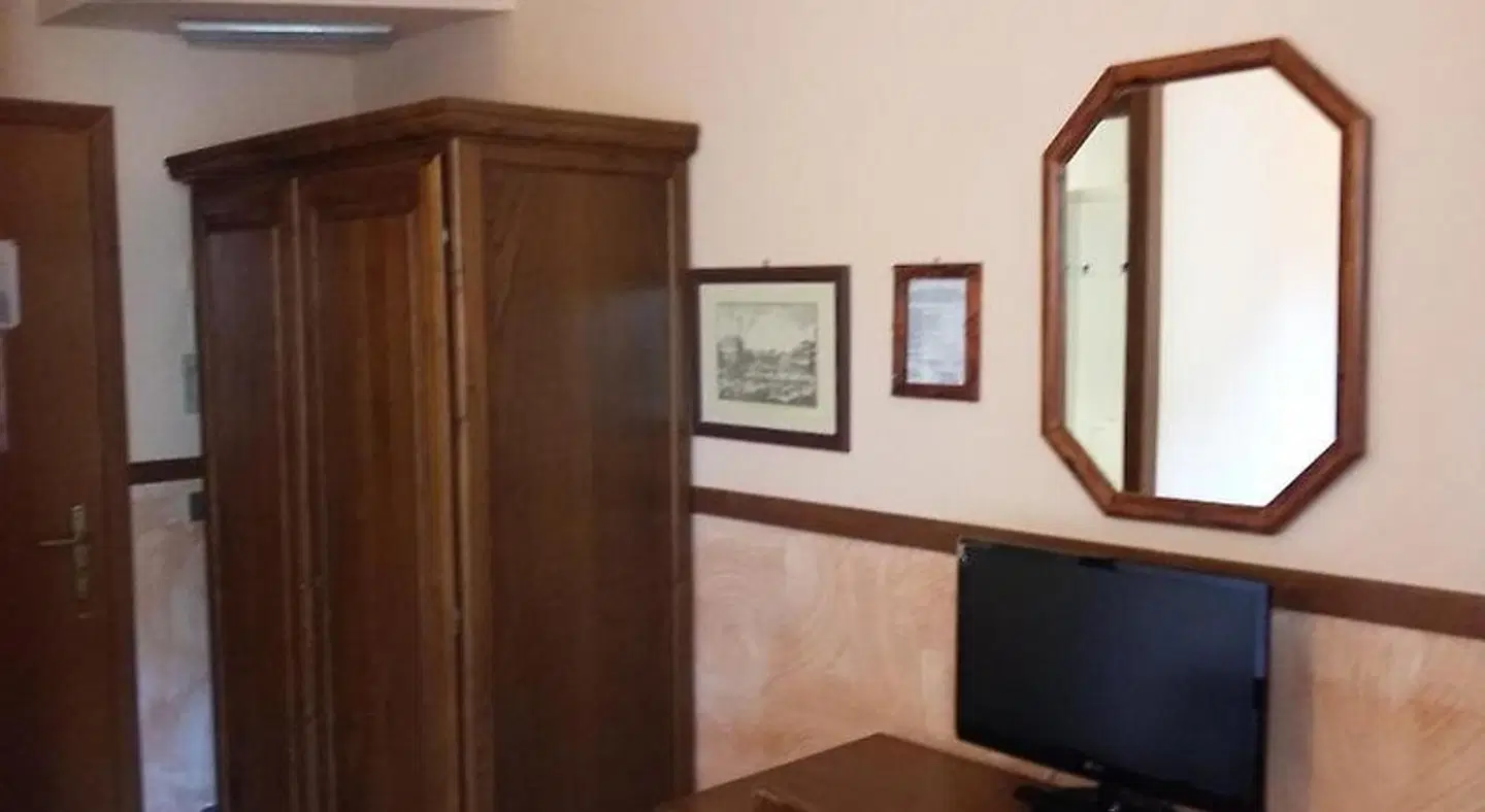Monica ROOM_EXAMPLE
