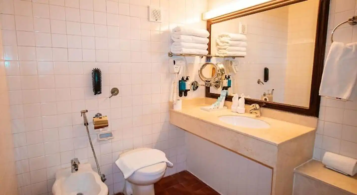 BM Beach Hotel Badezimmer