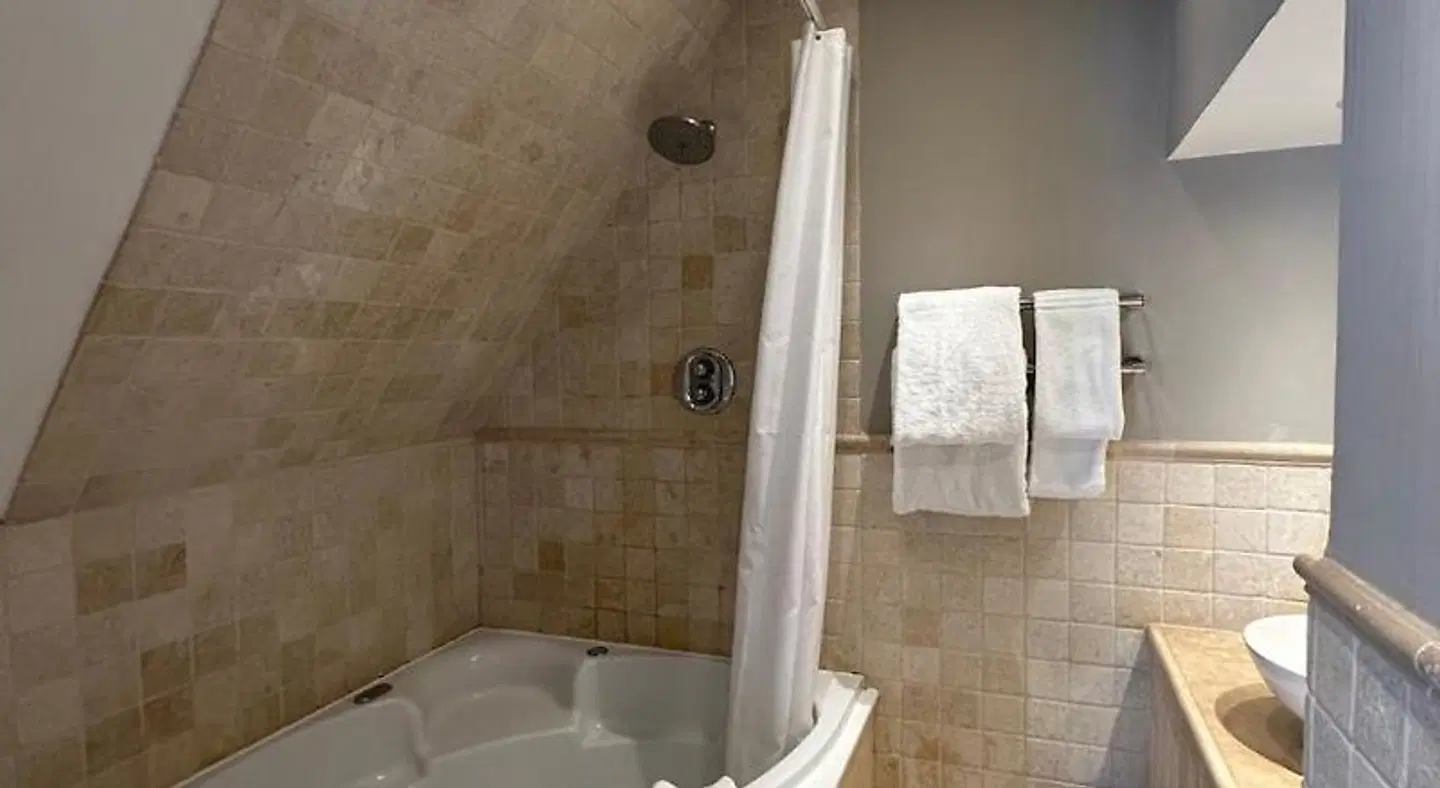 Langtry Manor Hotel Badezimmer