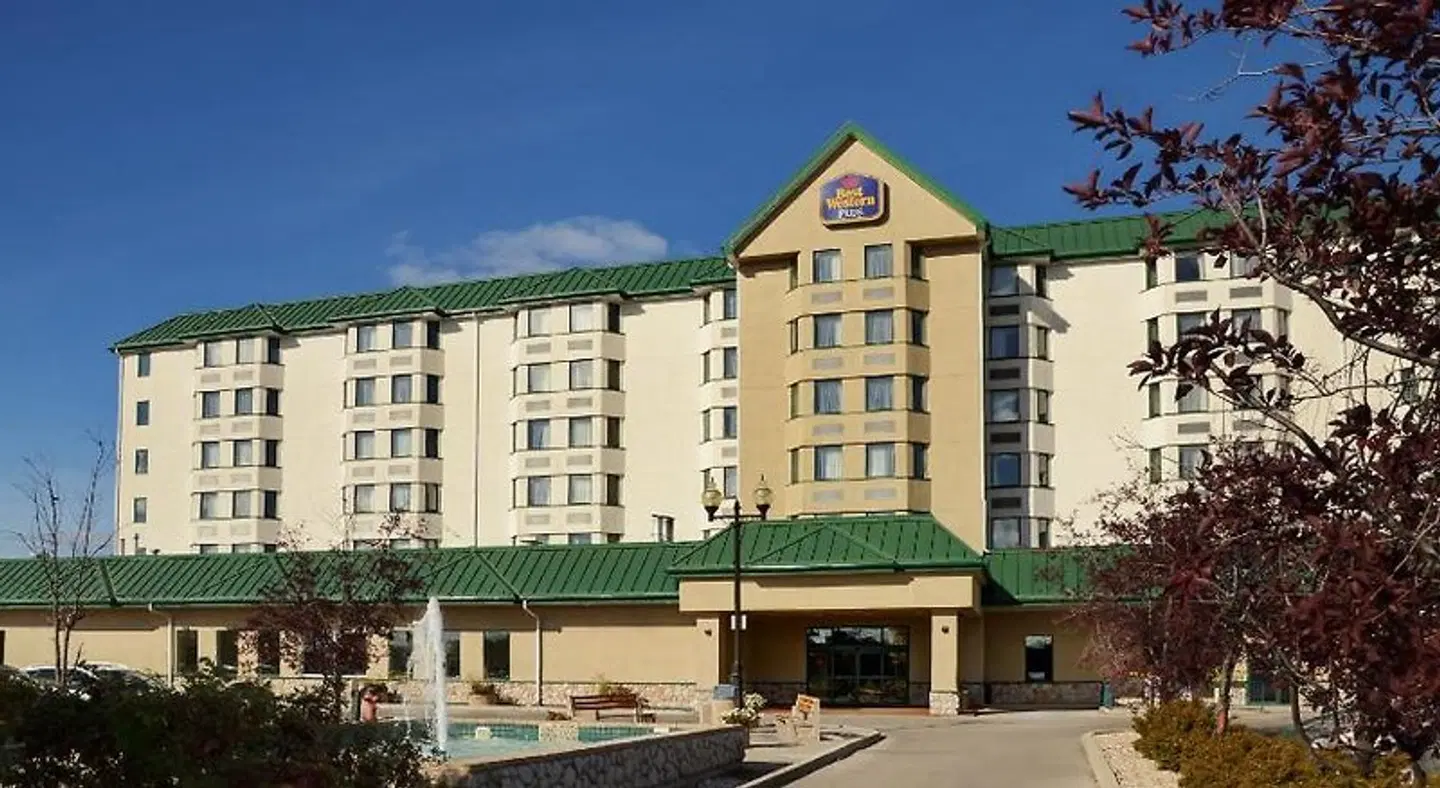Best Western Plus Winnipeg Airport Hotel EXTERIOR