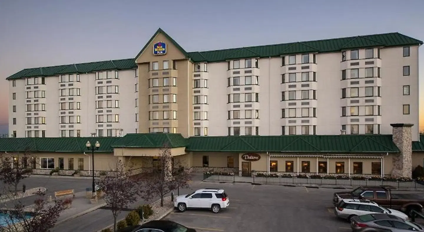 Best Western Plus Winnipeg Airport Hotel EXTERIOR