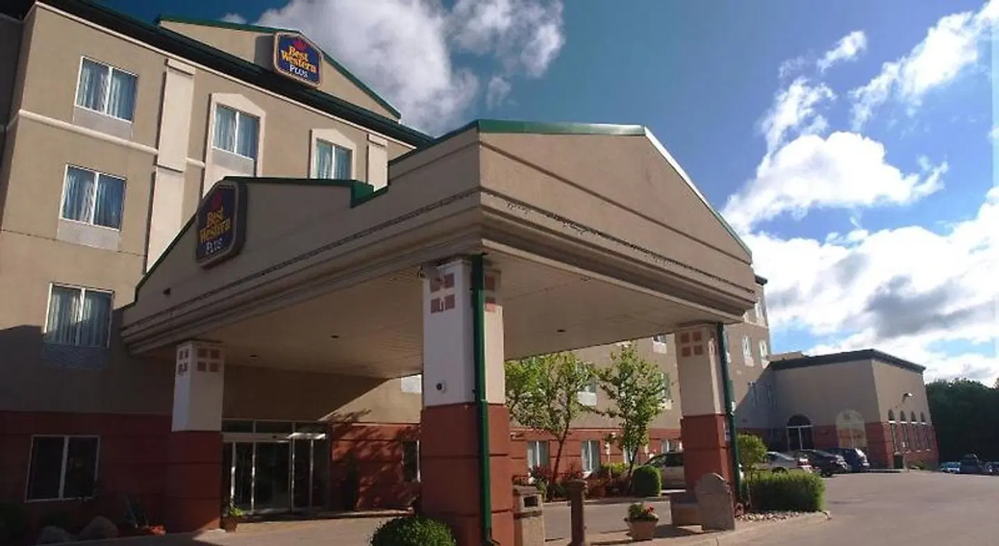 Best Western Plus Pembina Inn & Suites EXTERIOR