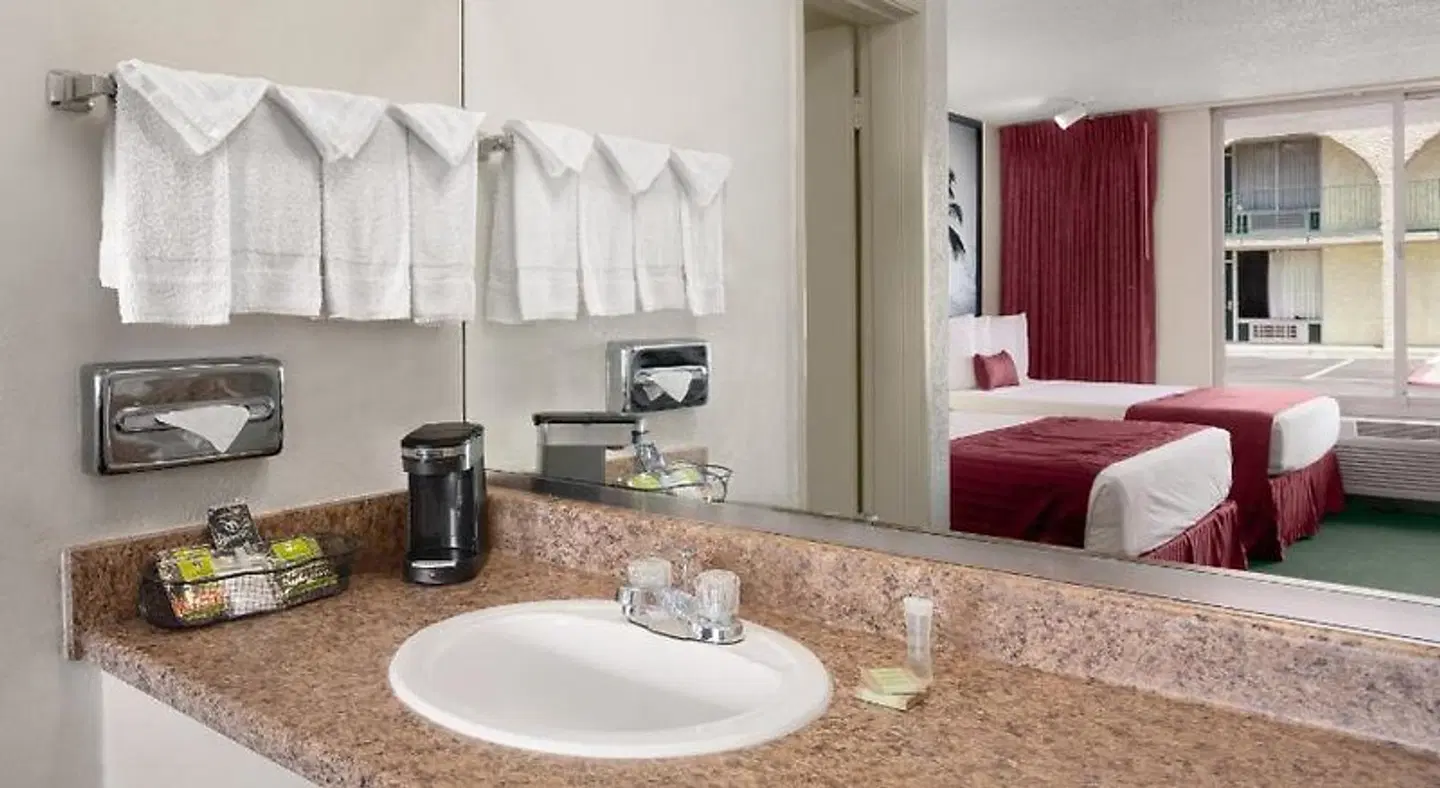 Super 8 Anaheim/near Main Gate Badezimmer