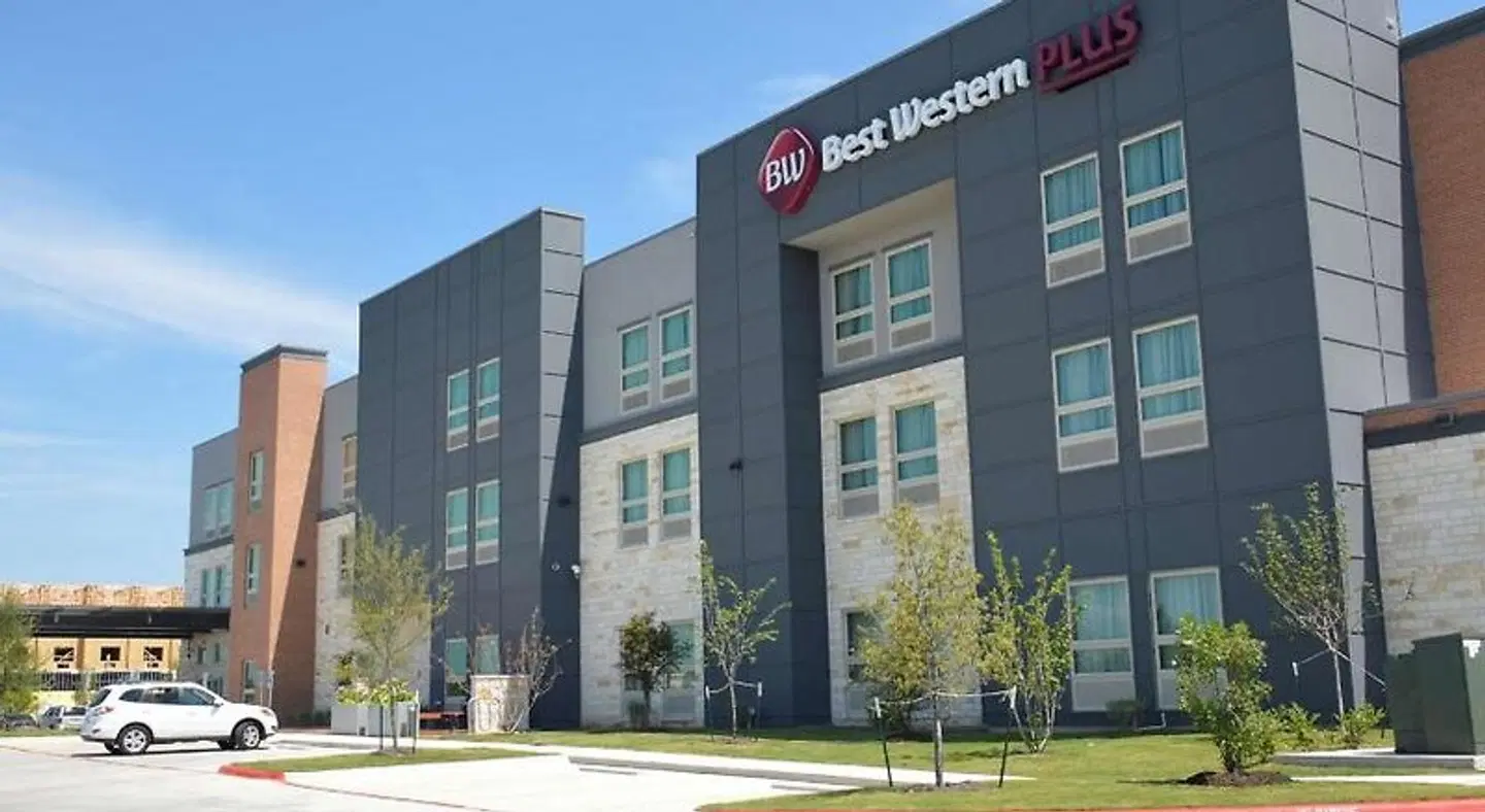 Best Western Plus Pflugerville Inn & Suites EXTERIOR