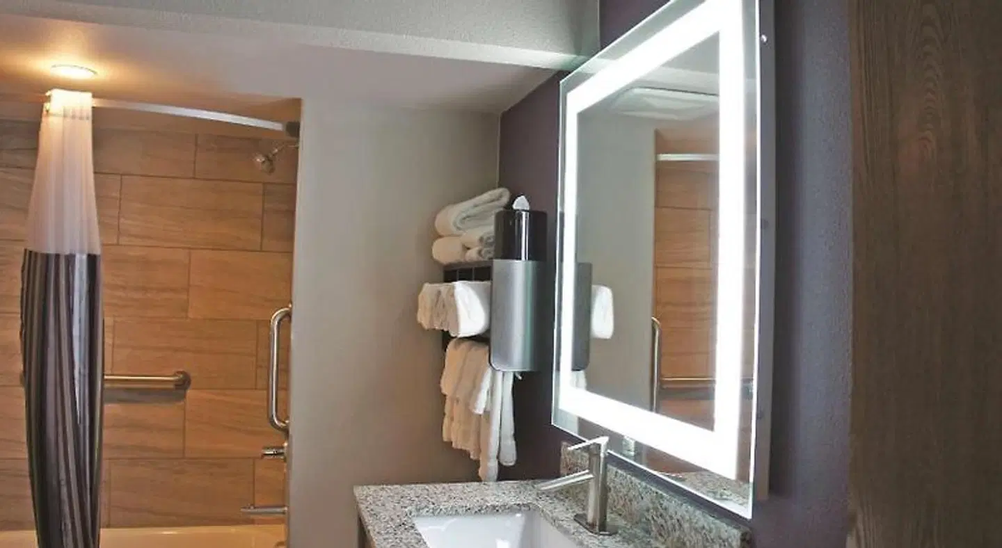 La Quinta Inn & Suites by Wyndham Glenwood Springs Badezimmer