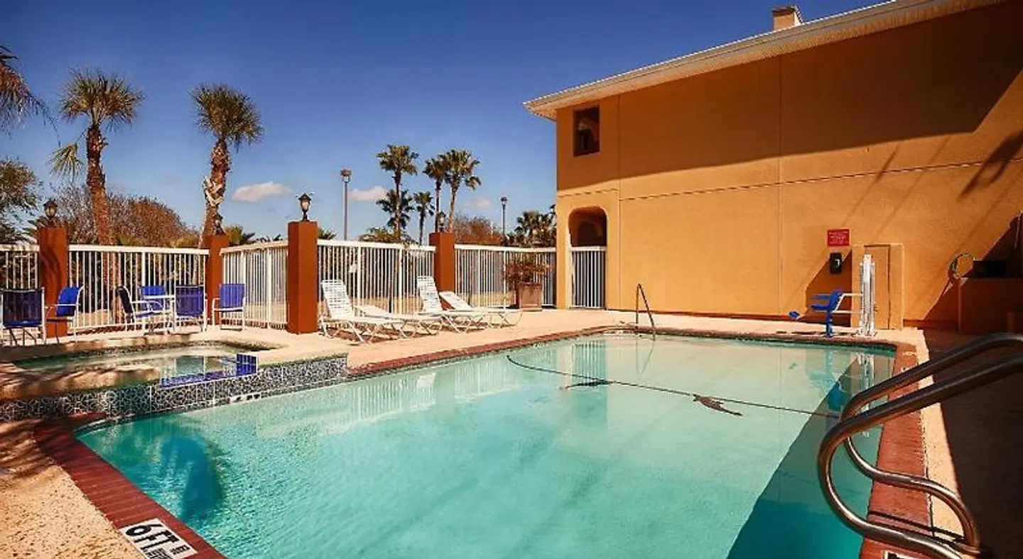 Best Western Paradise Inn OUTDOOR_POOL
