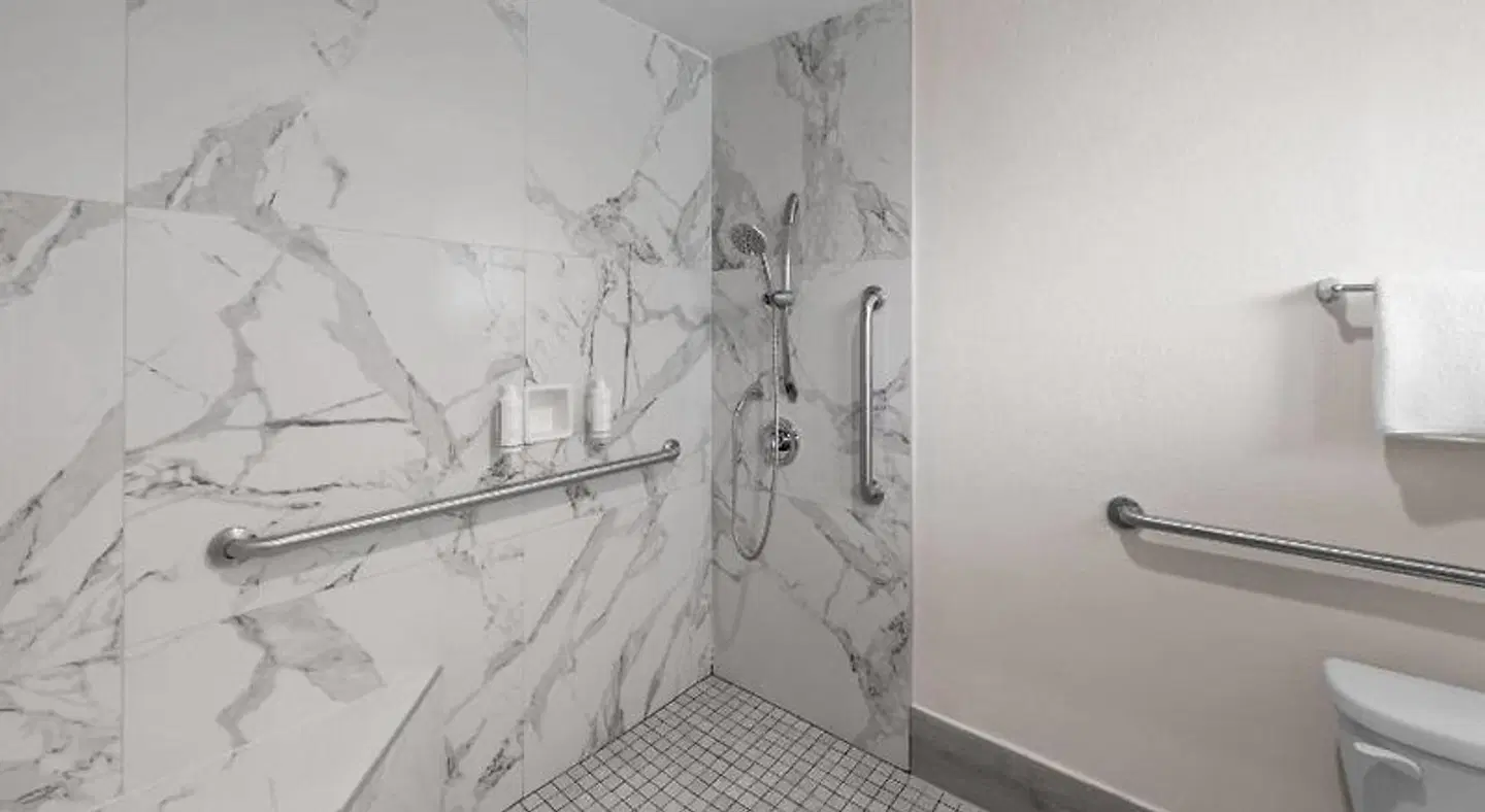 Travelodge Inn & Suites by Wyndham Anaheim on Disneyland Dr Badezimmer