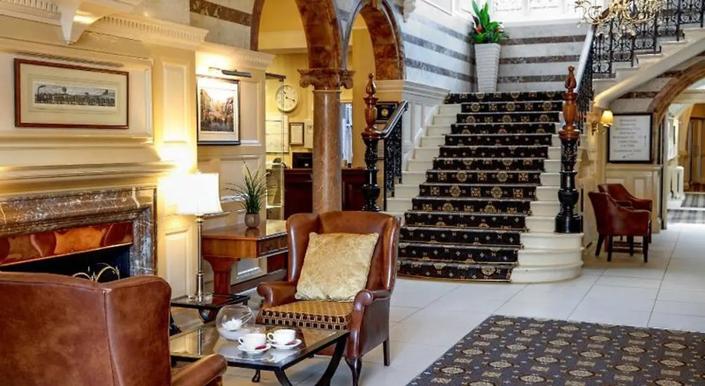 Crown & Mitre LOUNGE_LOBBY