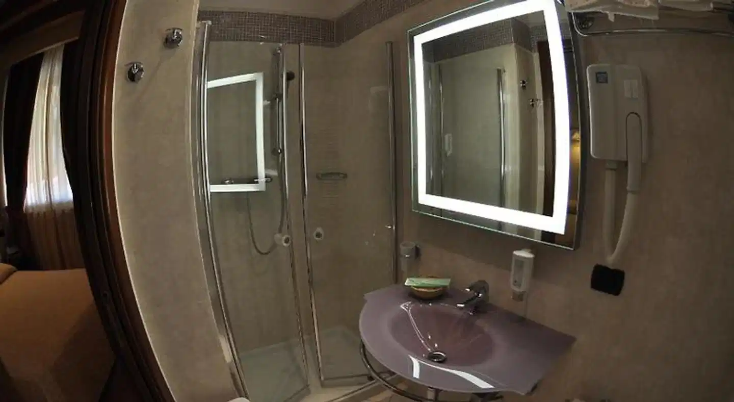 Green Park Hotel Badezimmer