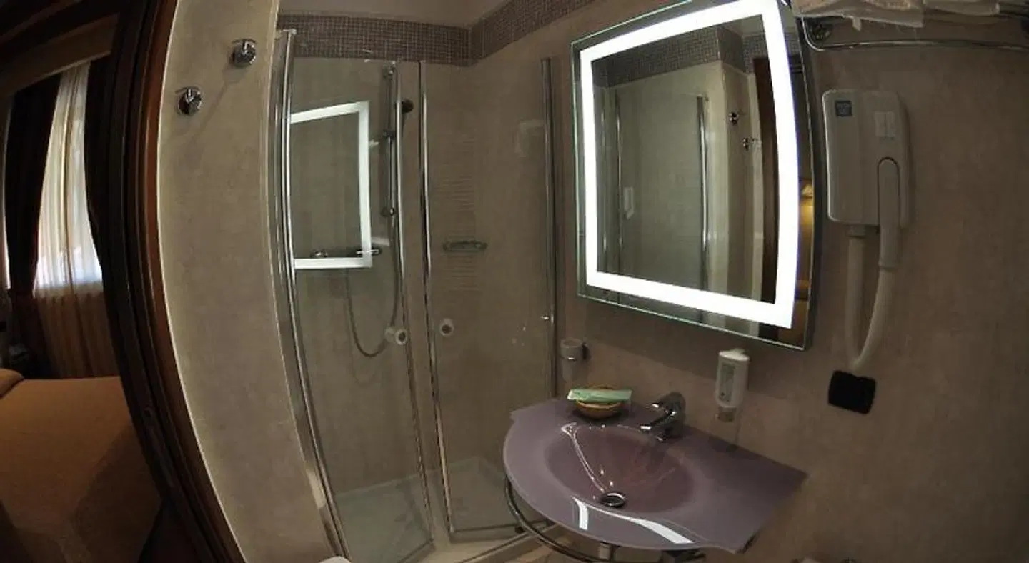 Green Park Hotel Badezimmer