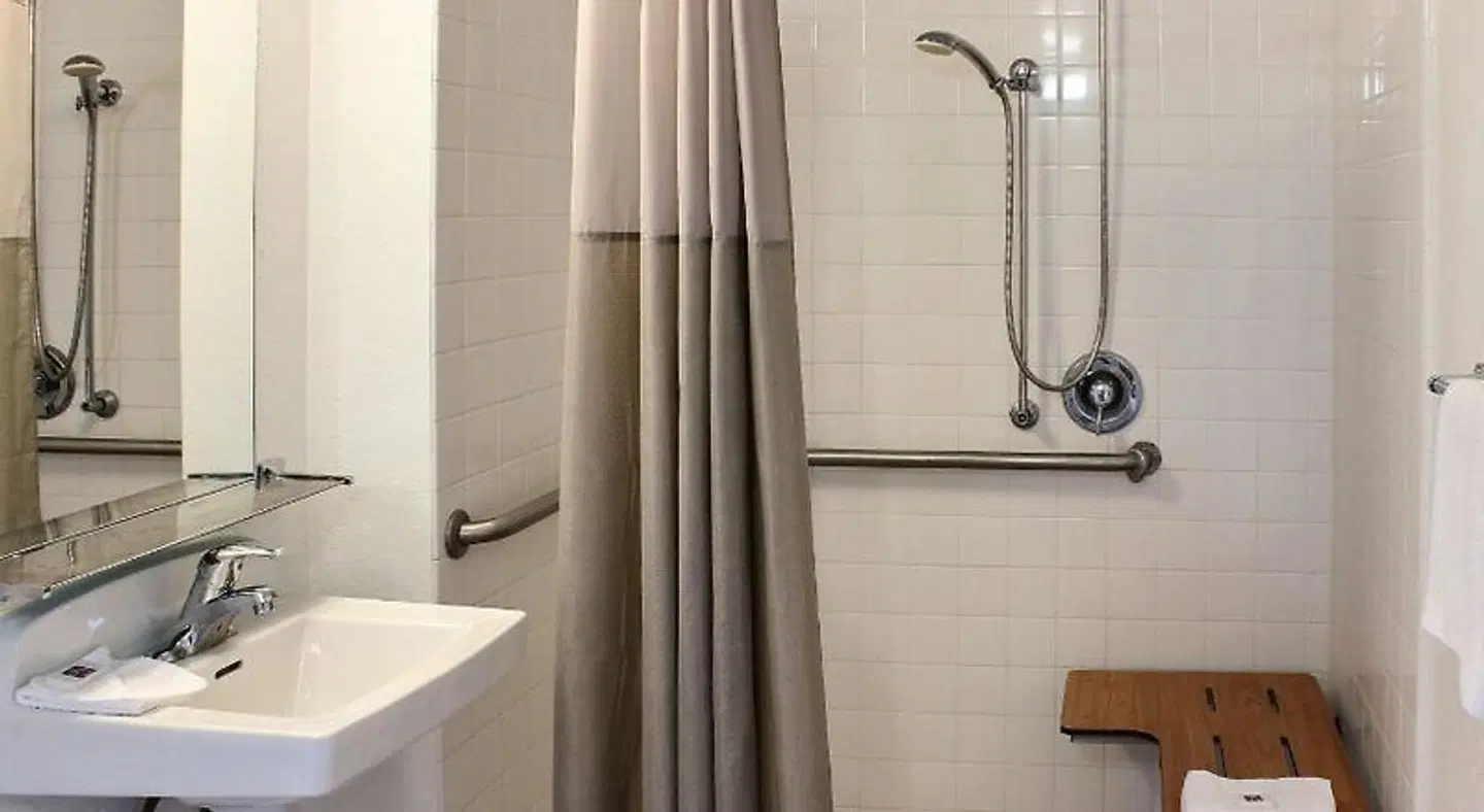 Motel 6 Pismo Beach, CA Badezimmer