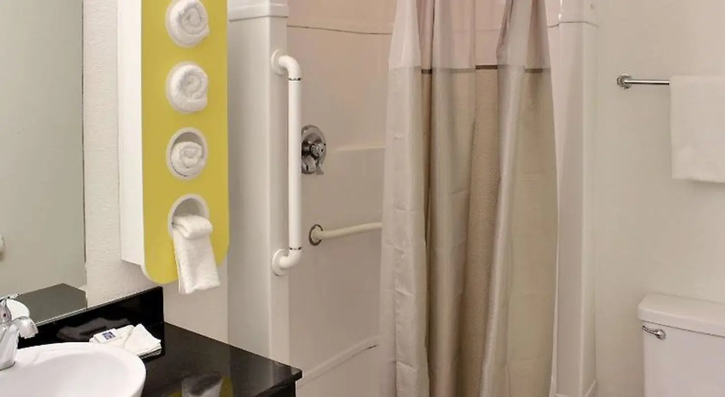 Motel 6 Pismo Beach, CA Badezimmer