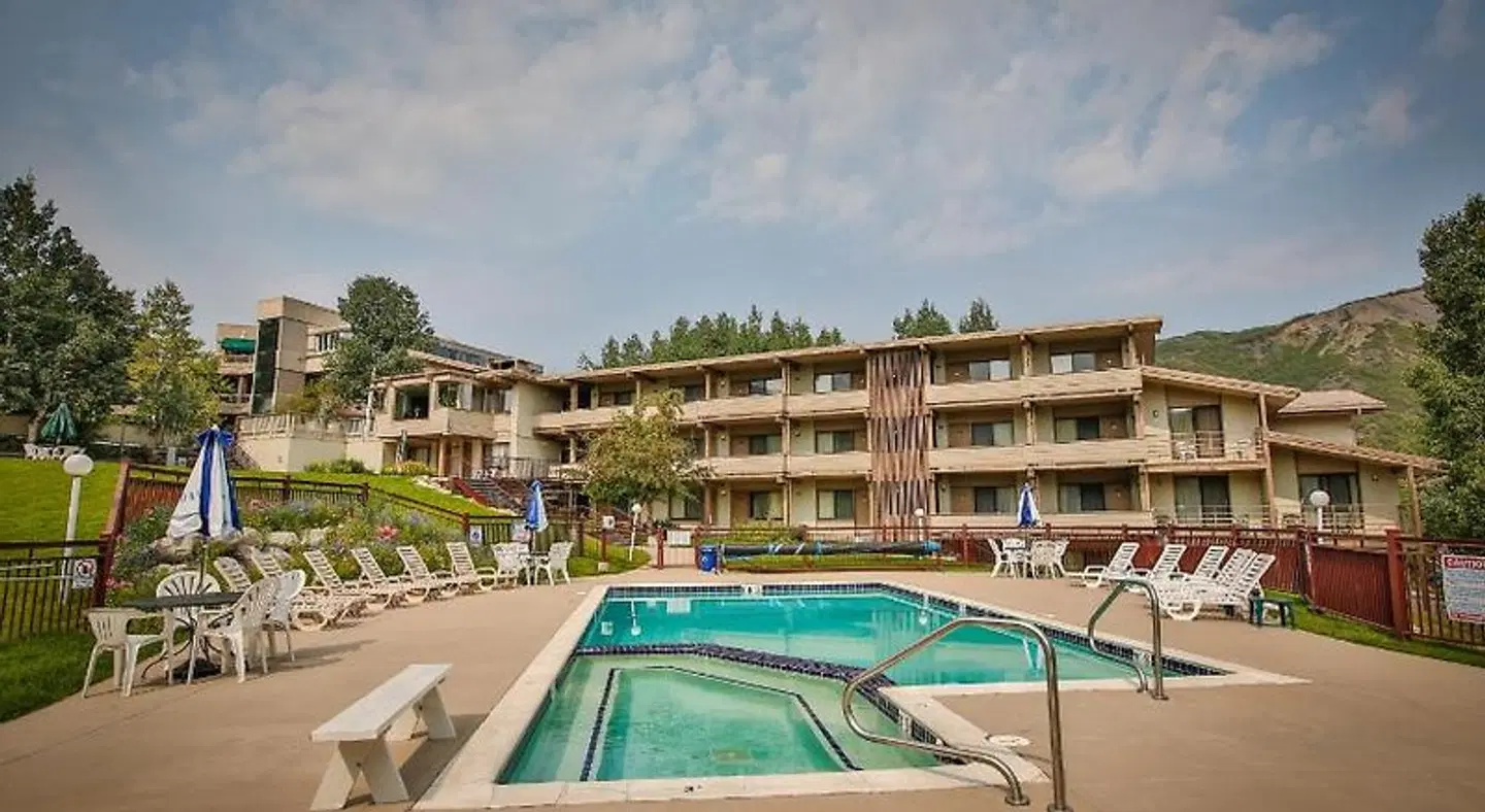 Pokolodi Lodge OUTDOOR_POOL