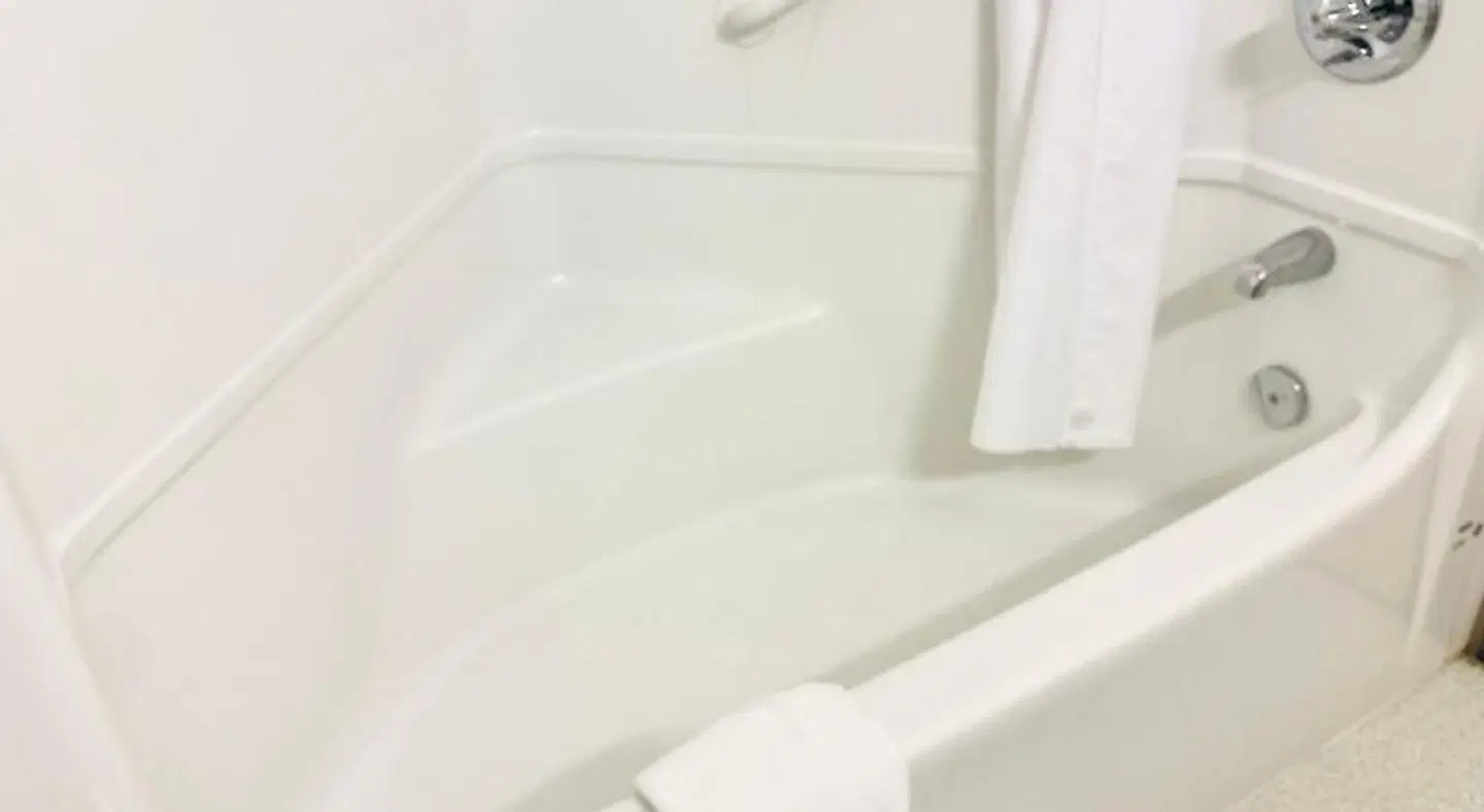 Motel 6 Red Deer, AB Badezimmer
