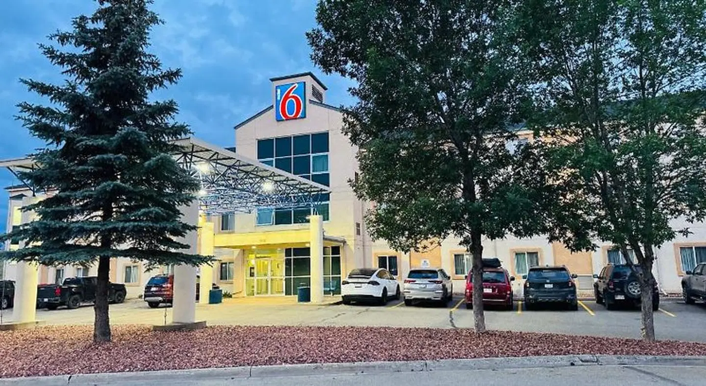 Motel 6 Red Deer, AB EXTERIOR