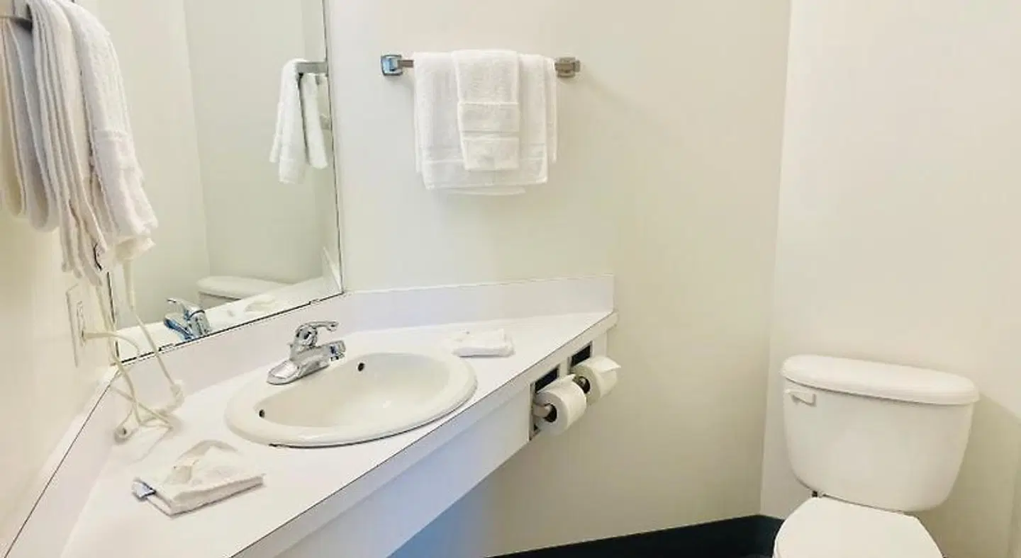 Motel 6 Red Deer, AB Badezimmer