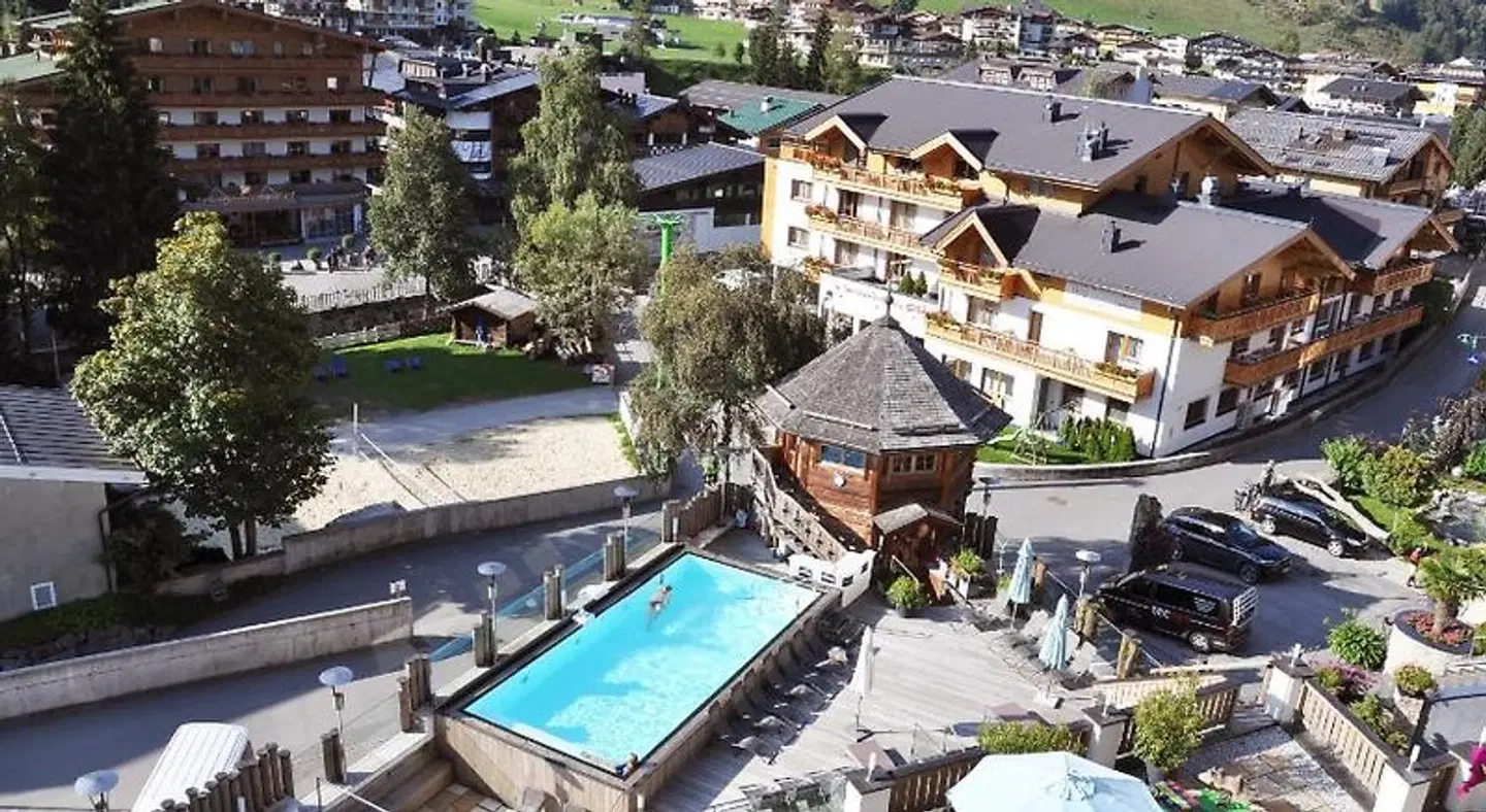 Stammhaus Wolf im Hotel Alpine Palace OUTDOOR_POOL