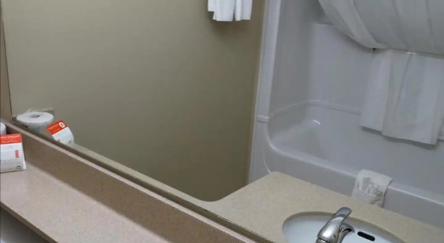 Quality Inn & Suites Amsterdam Badezimmer