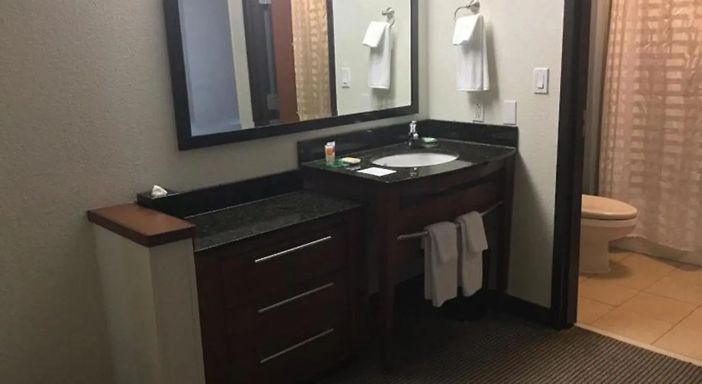 Hyatt Place Nashville Airport Badezimmer