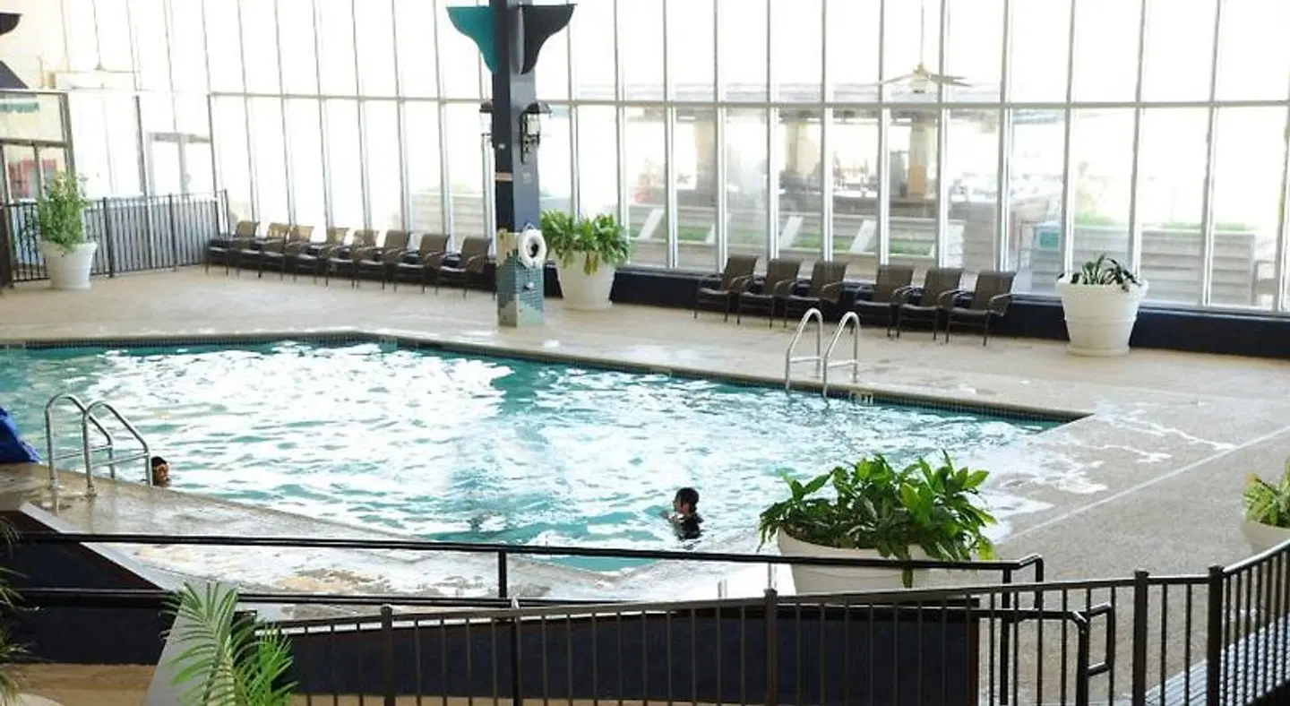 Emerald Beach Hotel Hallenbad