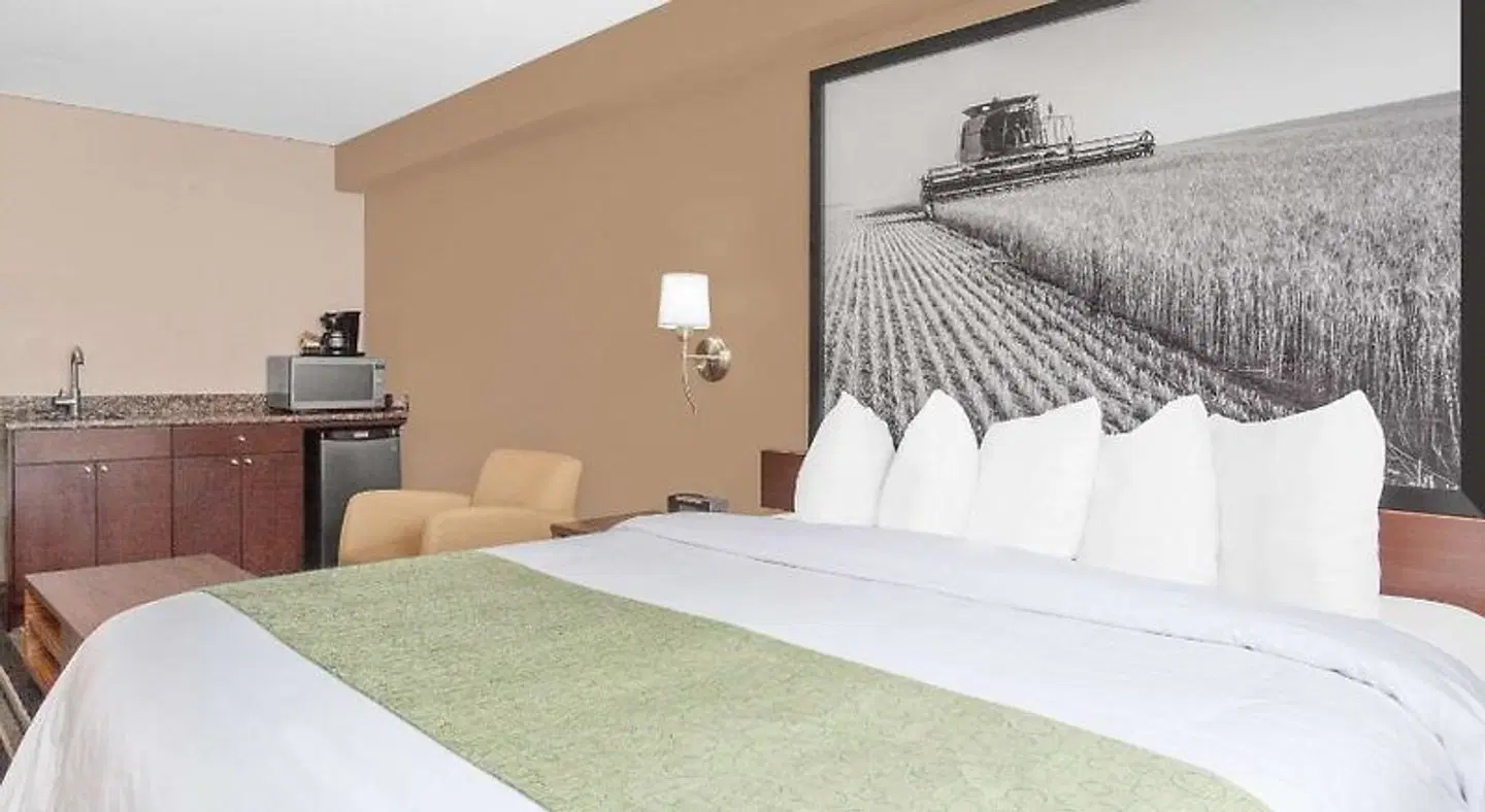 Super 8 by Wyndham Brandon MB ROOM_EXAMPLE