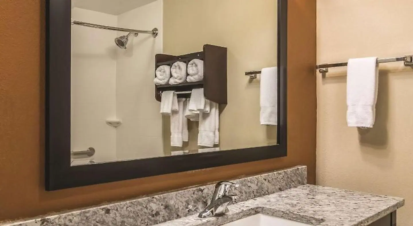 La Quinta Inn & Suites by Wyndham Knoxville Papermill ROOM_EXAMPLE