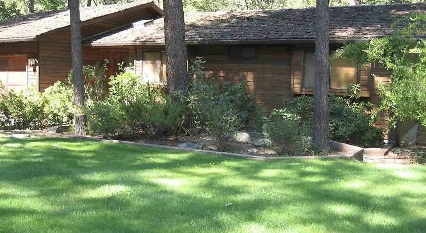 Weasku Inn EXTERIOR