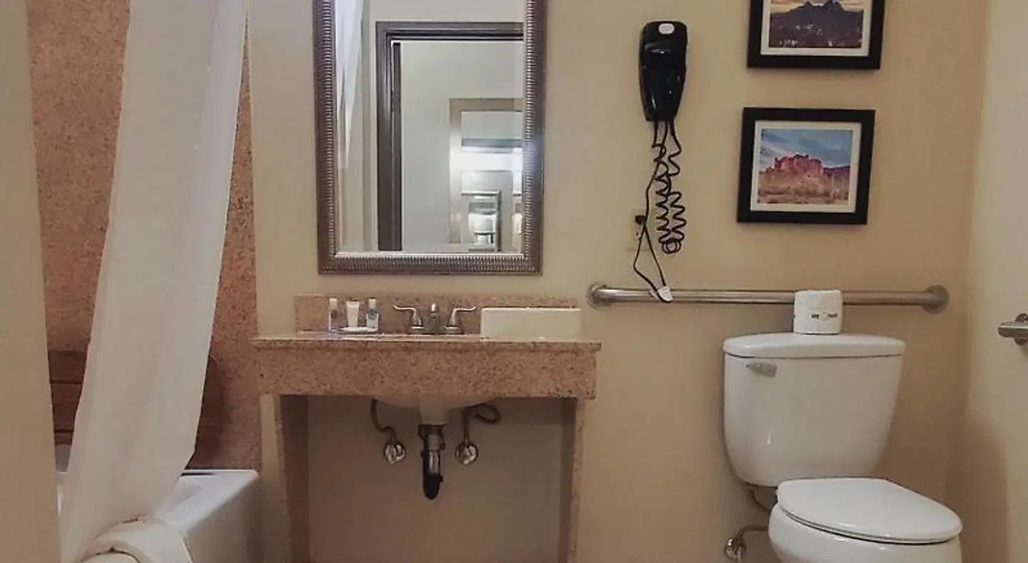 Comfort Inn & Suites Tempe Phoenix Sky Harbor Airport Badezimmer