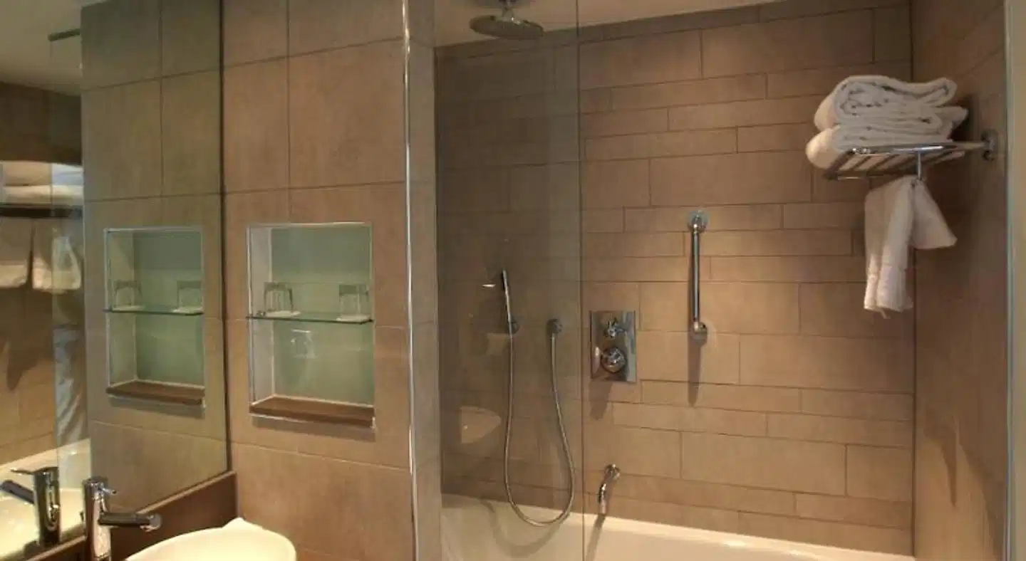 Holiday Inn Bristol City Centre Badezimmer