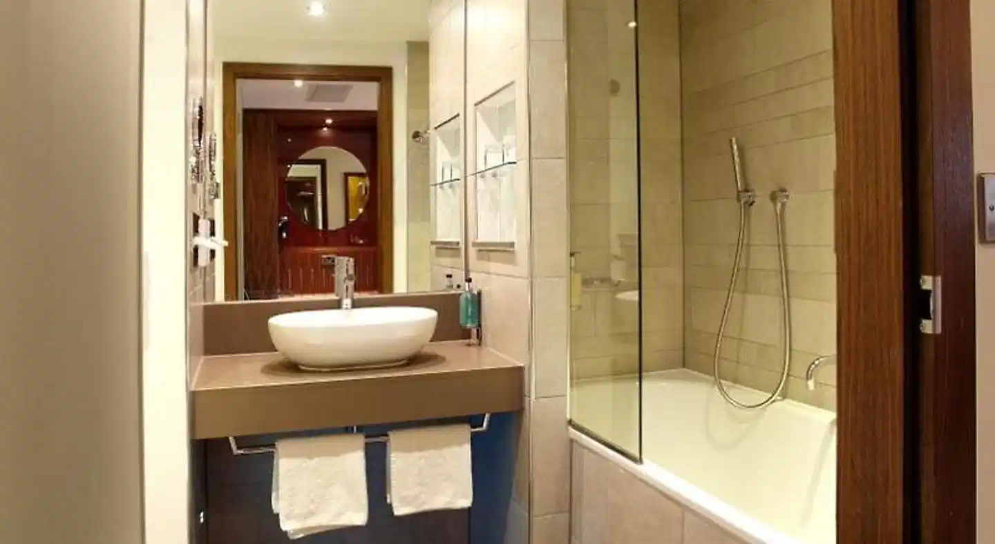 Holiday Inn Bristol City Centre Badezimmer