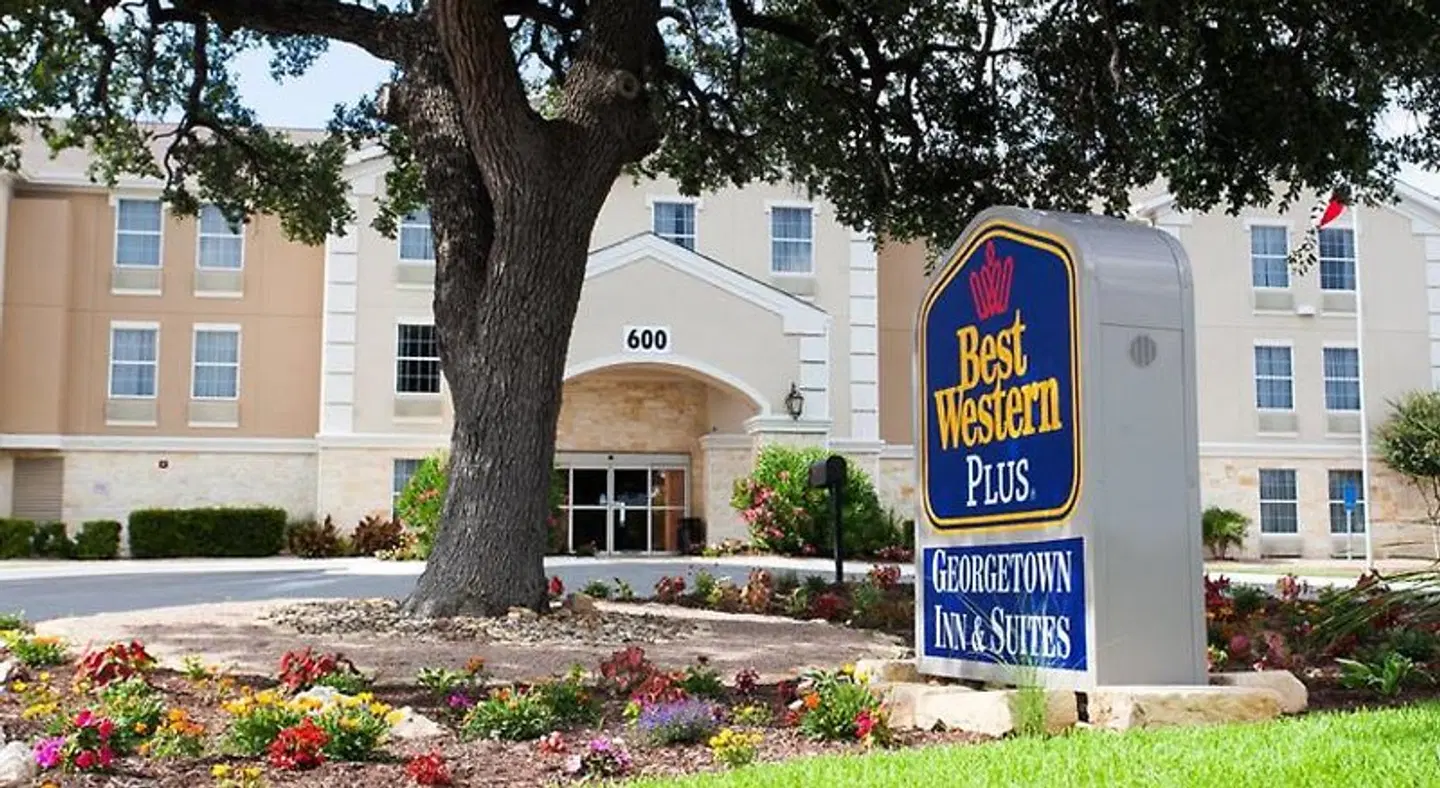Best Western Plus Georgetown Inn & Suites EXTERIOR