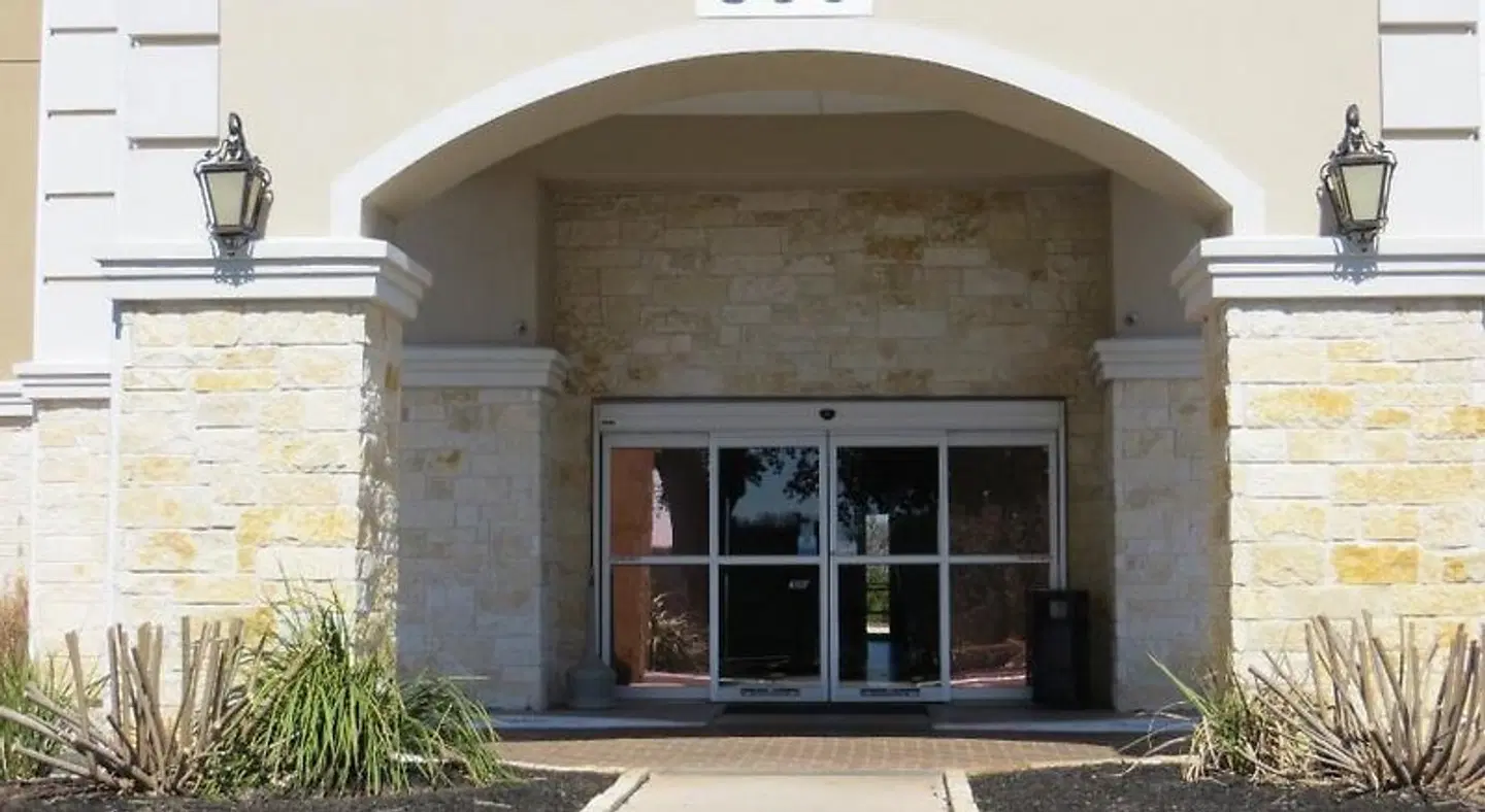 Best Western Plus Georgetown Inn & Suites EXTERIOR