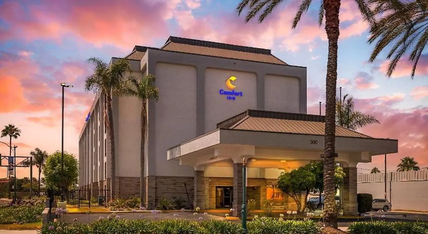Comfort Inn Anaheim Resort EXTERIOR