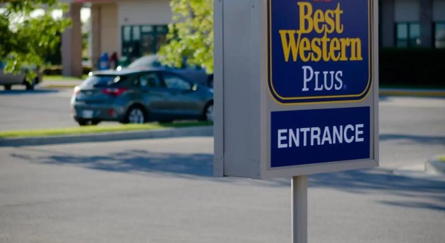 Best Western Plus Winnipeg West EXTERIOR