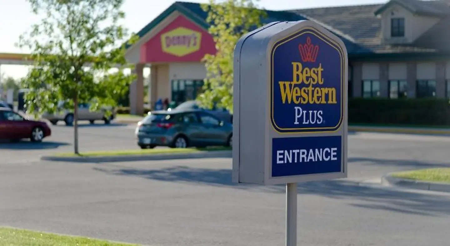 Best Western Plus Winnipeg West EXTERIOR