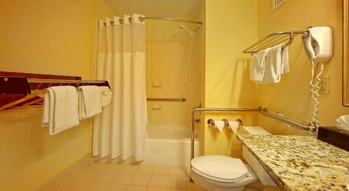 Quality Inn Near The Island Pigeon Forge Badezimmer