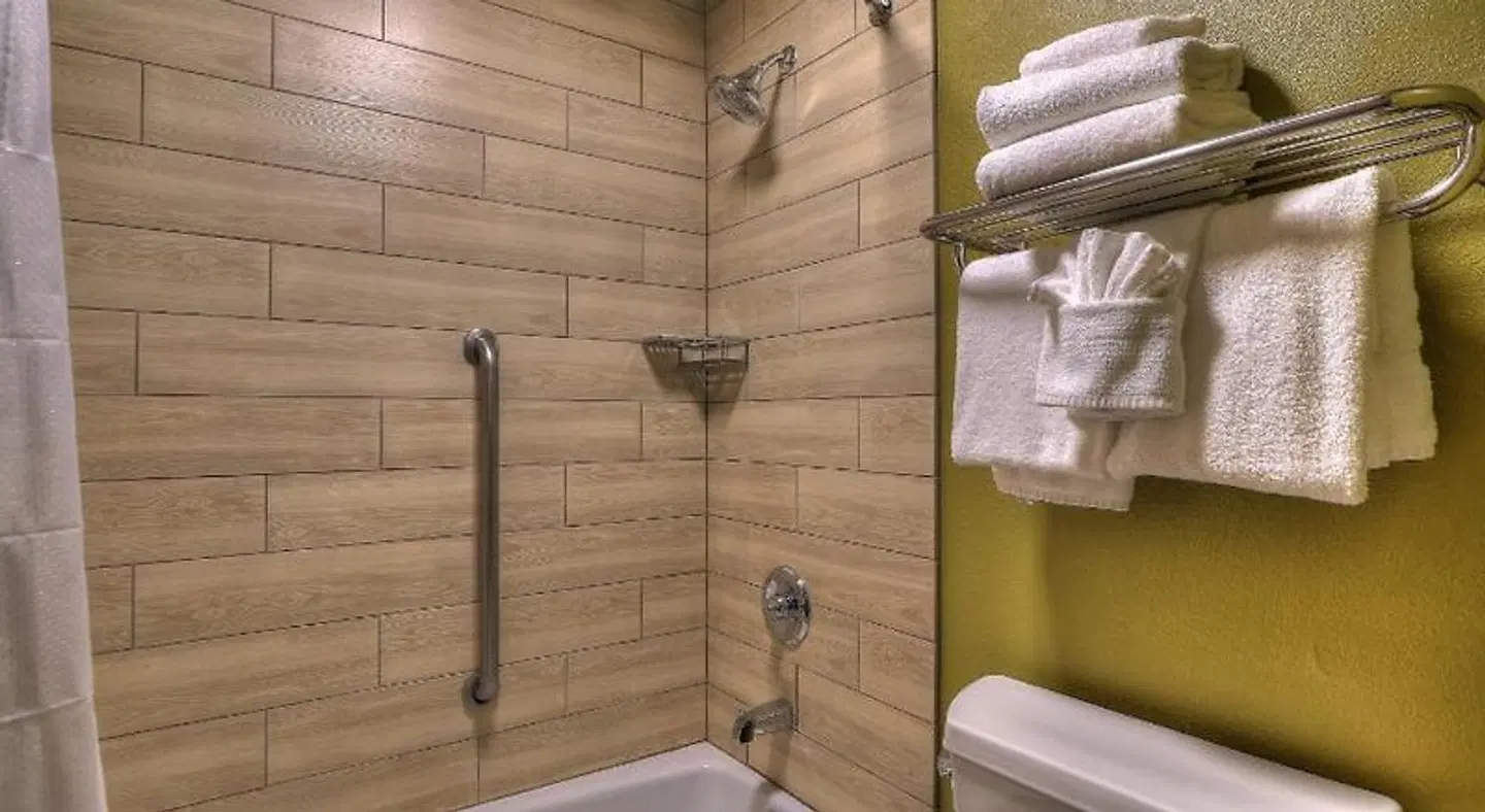 Quality Inn Near The Island Pigeon Forge Badezimmer