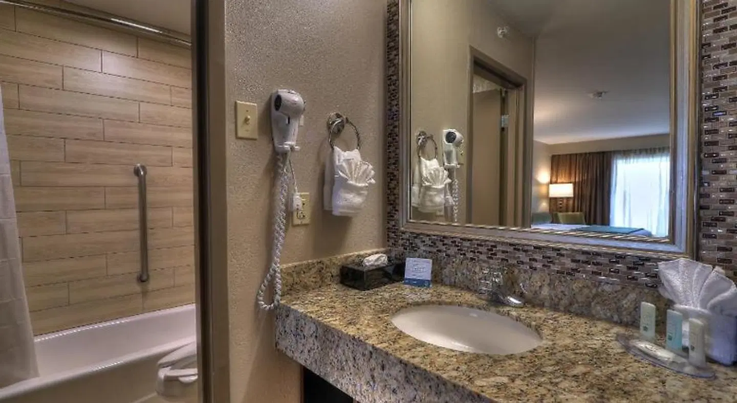 Quality Inn Near The Island Pigeon Forge Badezimmer