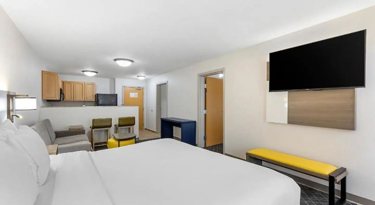 Comfort Inn & Suites ROOM_EXAMPLE