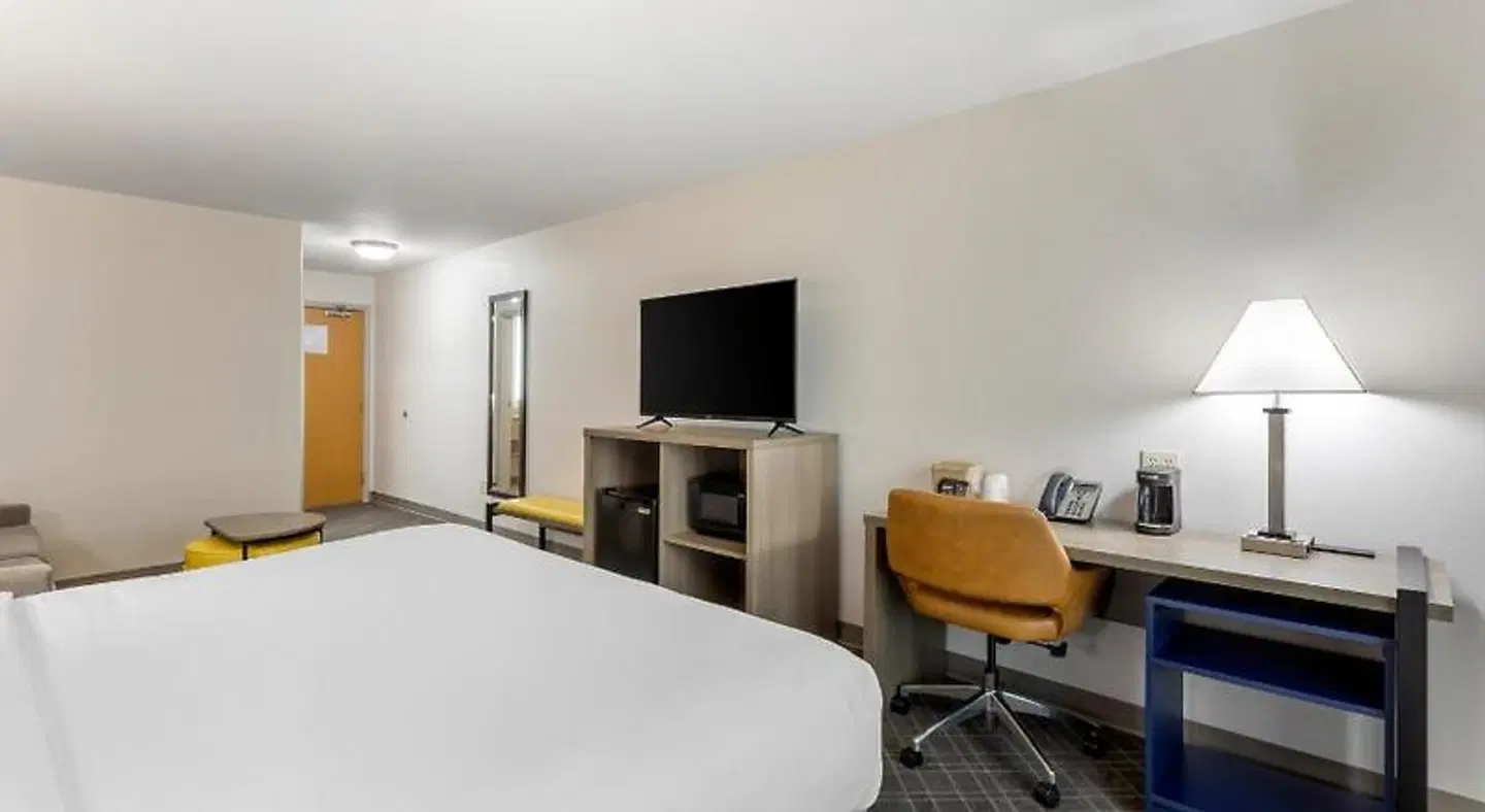 Comfort Inn & Suites ROOM_EXAMPLE