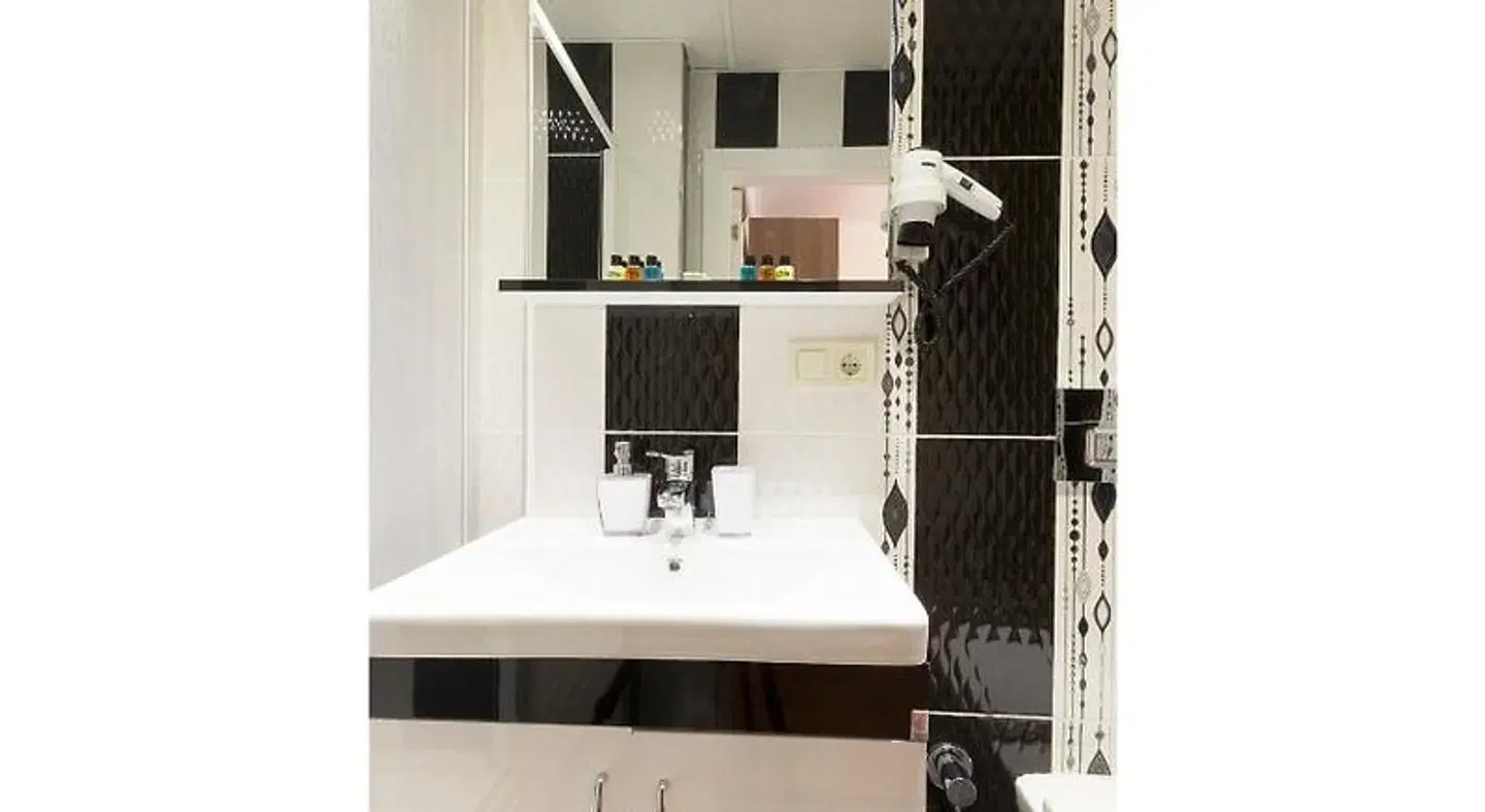 Zendy Suite Hotel Badezimmer