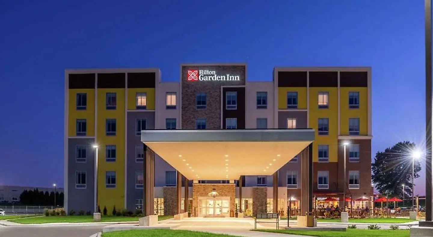 Hilton Garden Inn Kansas City Airport EXTERIOR