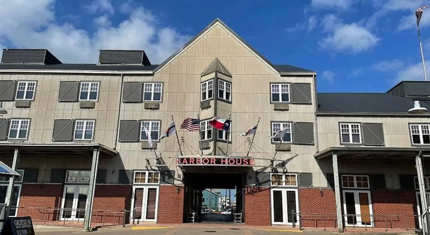 Harbor House Hotel & Marina at Pier 21 EXTERIOR
