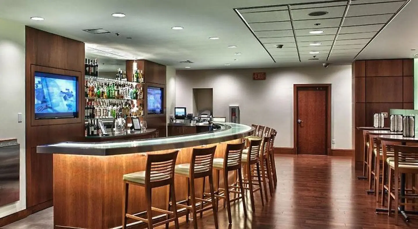 InterContinental Suites Cleveland by IHG Bar