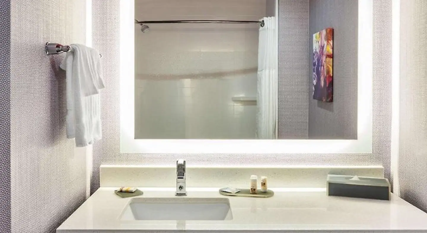 La Quinta Inn & Suites by Wyndham Houston East I-10 Badezimmer