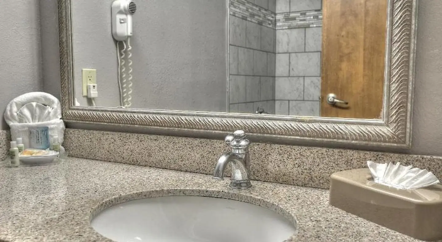 The Ramsey Hotel & Convention Center Badezimmer