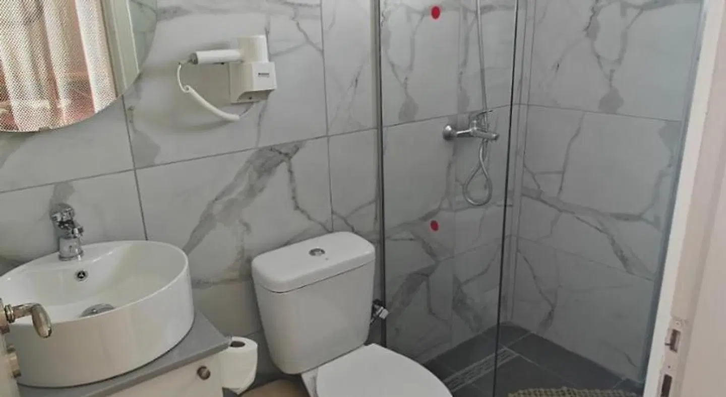 Takis Hotel Apartments Badezimmer